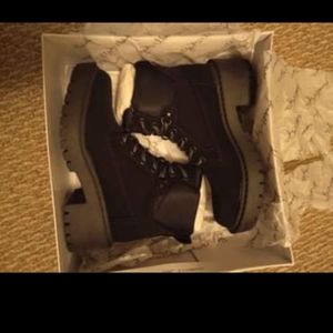 Brand new women's size 5.5Kendall+kylie black boot